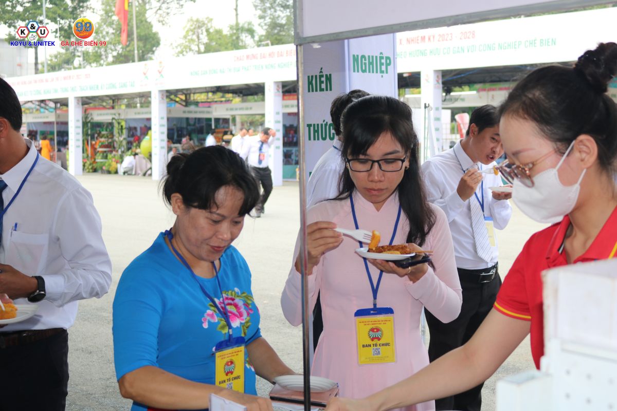 gian-hang-trung-bay-san-pham-koyu-unitek